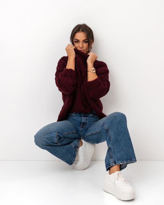 Burgundowy sweter oversize z miękkiej dzianiny
