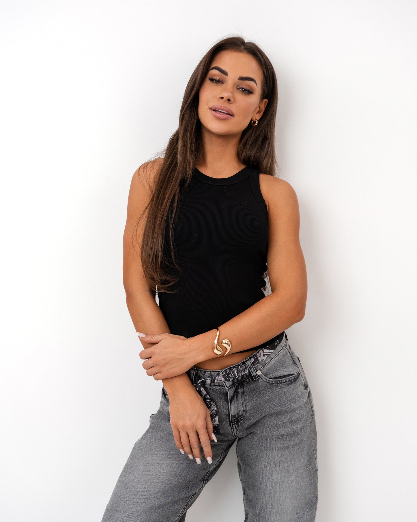 Szare jeansy wide leg ze średnim stanem i chustą