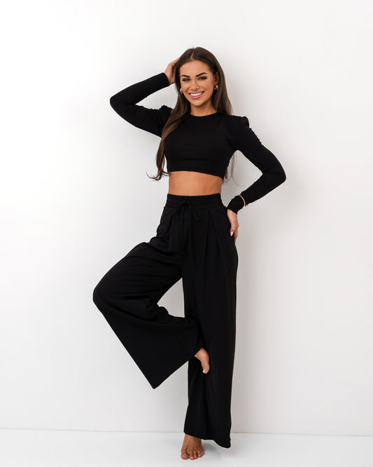Czarny komplet z dzianiny – crop top i szerokie spodnie