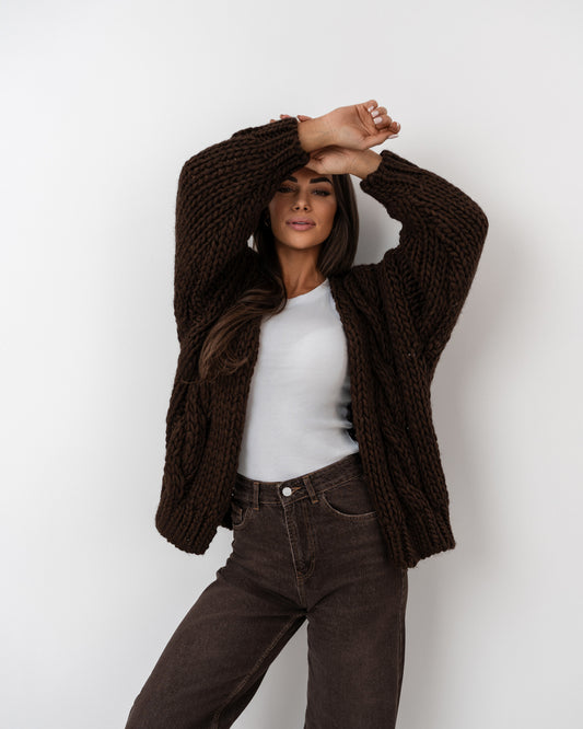 Kardigan o grubym splocie czekolada