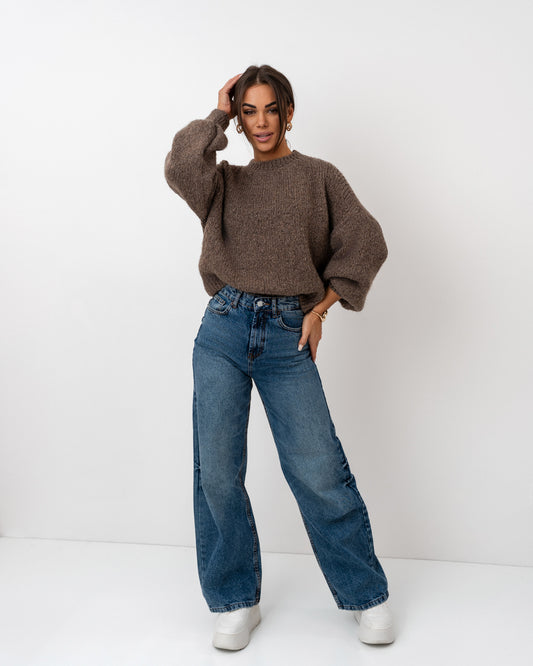 Brązowy sweter oversize z miękkiej dzianiny