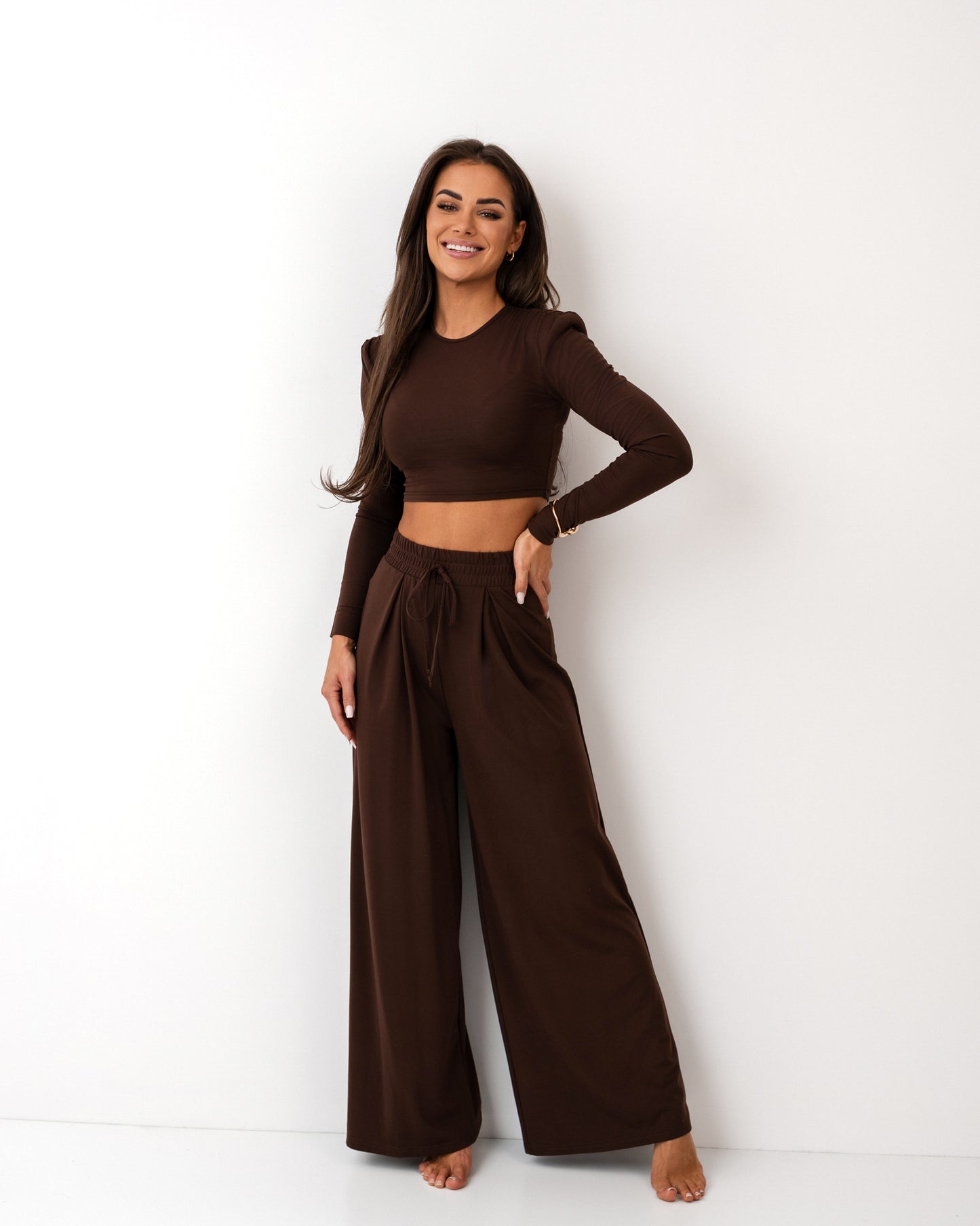 Czekoladowy komplet z dzianiny – crop top i szerokie spodnie