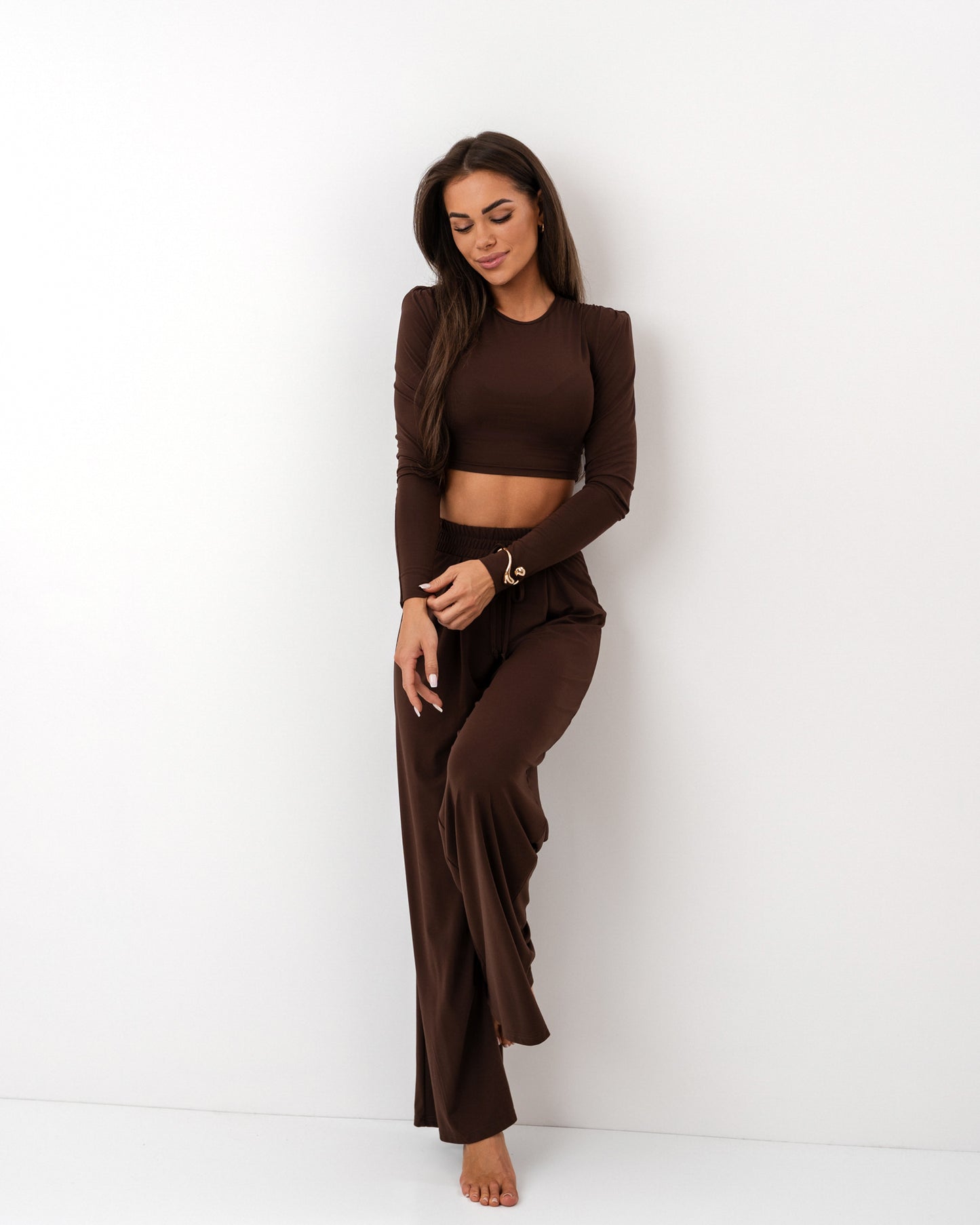 Czekoladowy komplet z dzianiny – crop top i szerokie spodnie