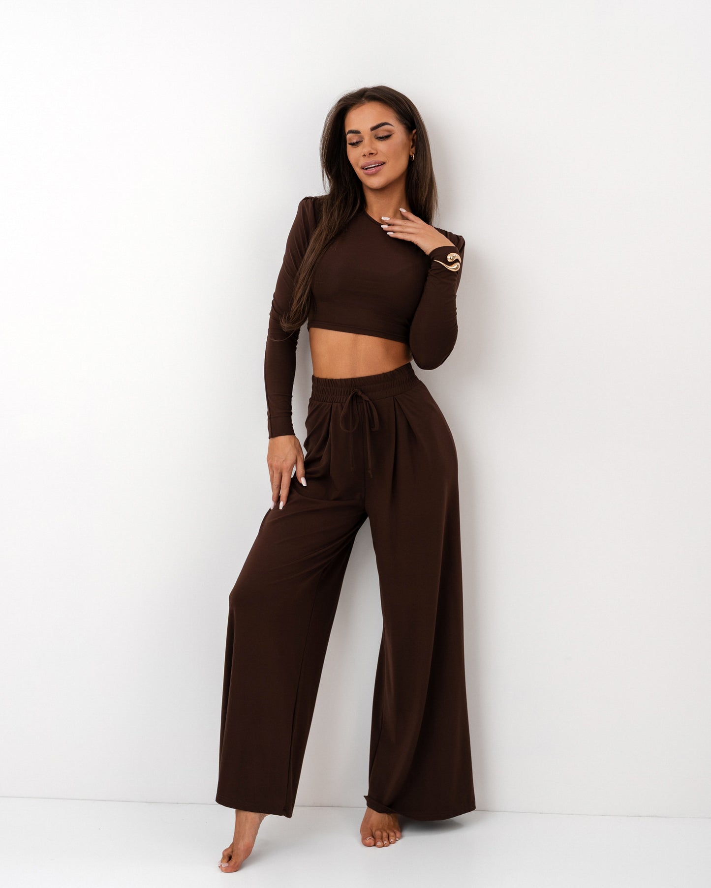 Czekoladowy komplet z dzianiny – crop top i szerokie spodnie