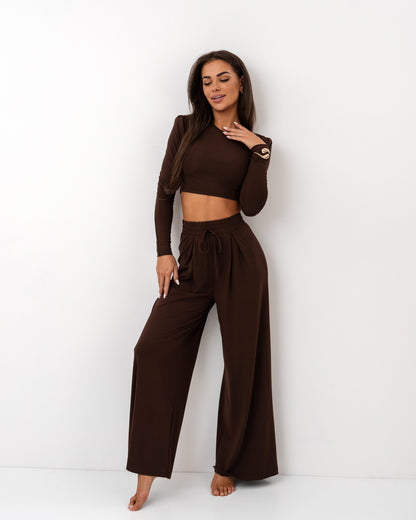 Czekoladowy komplet z dzianiny – crop top i szerokie spodnie