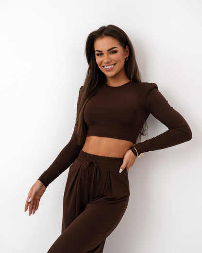 Czekoladowy komplet z dzianiny – crop top i szerokie spodnie