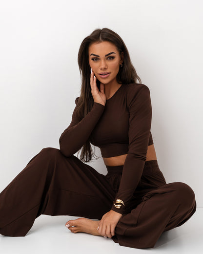Czekoladowy komplet z dzianiny – crop top i szerokie spodnie
