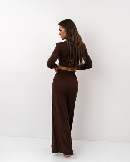 Czekoladowy komplet z dzianiny – crop top i szerokie spodnie