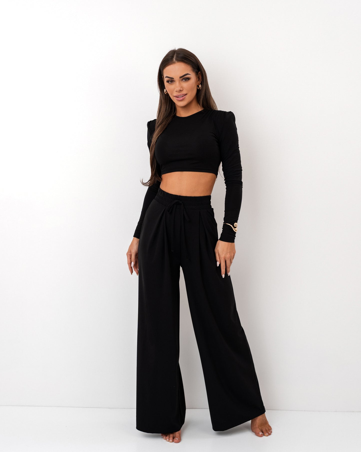 Czarny komplet z dzianiny – crop top i szerokie spodnie