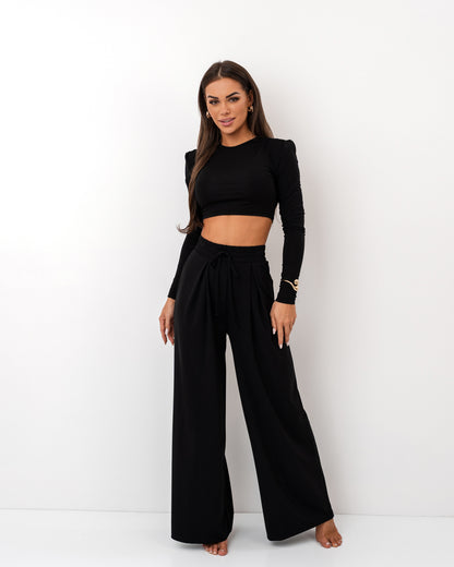 Czarny komplet z dzianiny – crop top i szerokie spodnie
