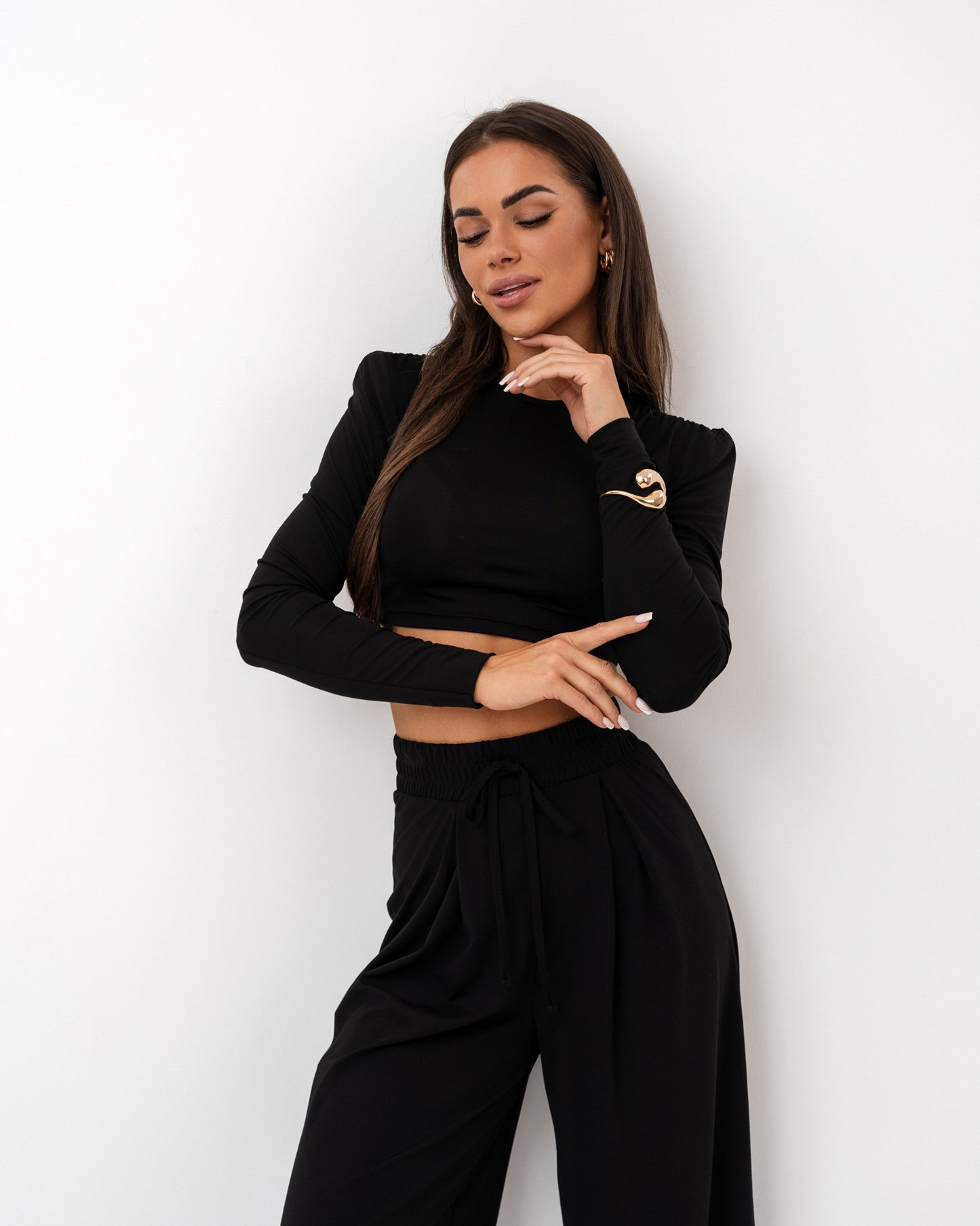 Czarny komplet z dzianiny – crop top i szerokie spodnie