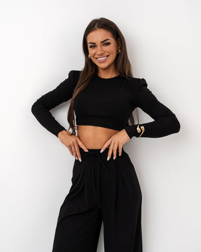 Czarny komplet z dzianiny – crop top i szerokie spodnie