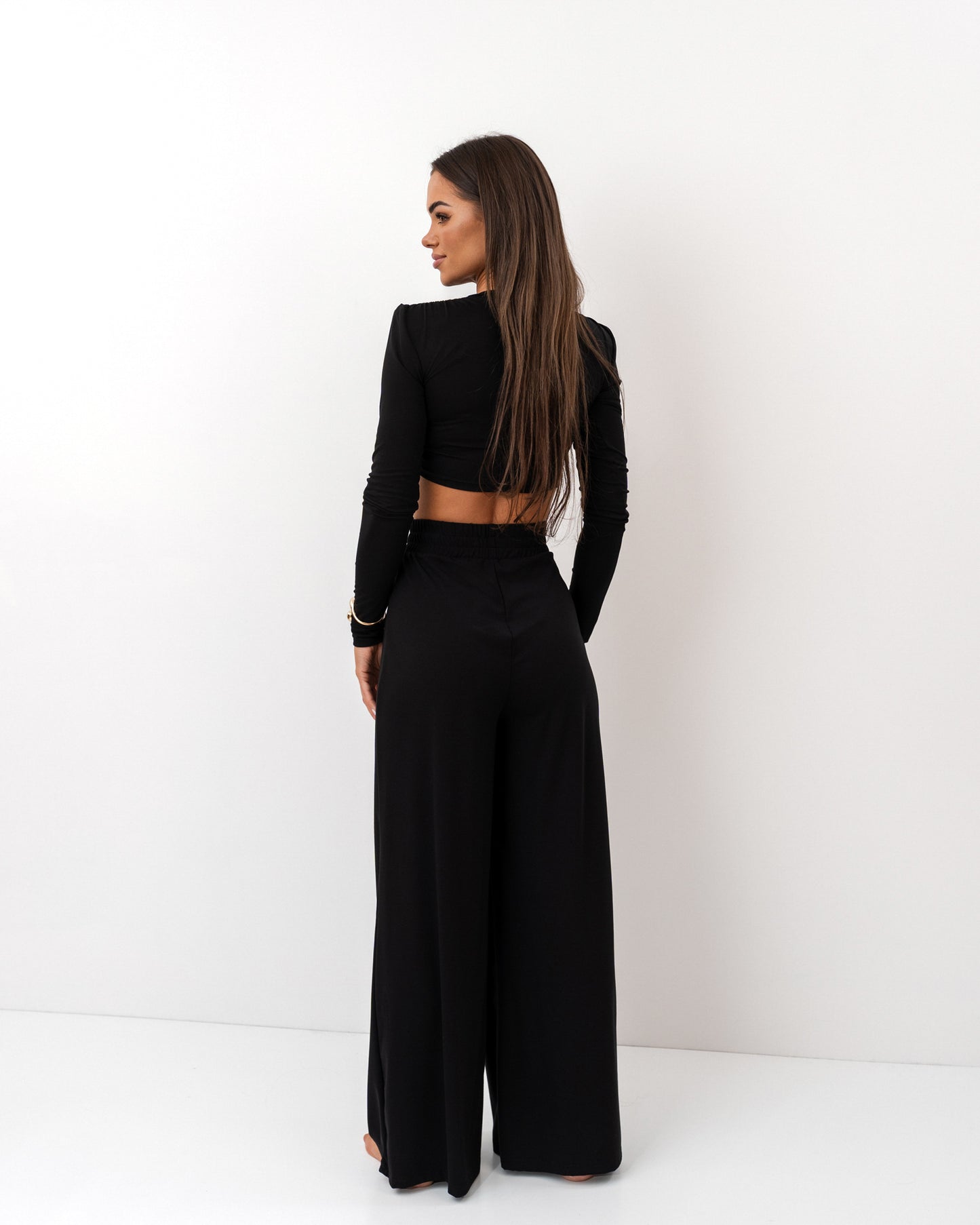 Czarny komplet z dzianiny – crop top i szerokie spodnie