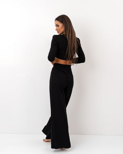 Czarny komplet z dzianiny – crop top i szerokie spodnie