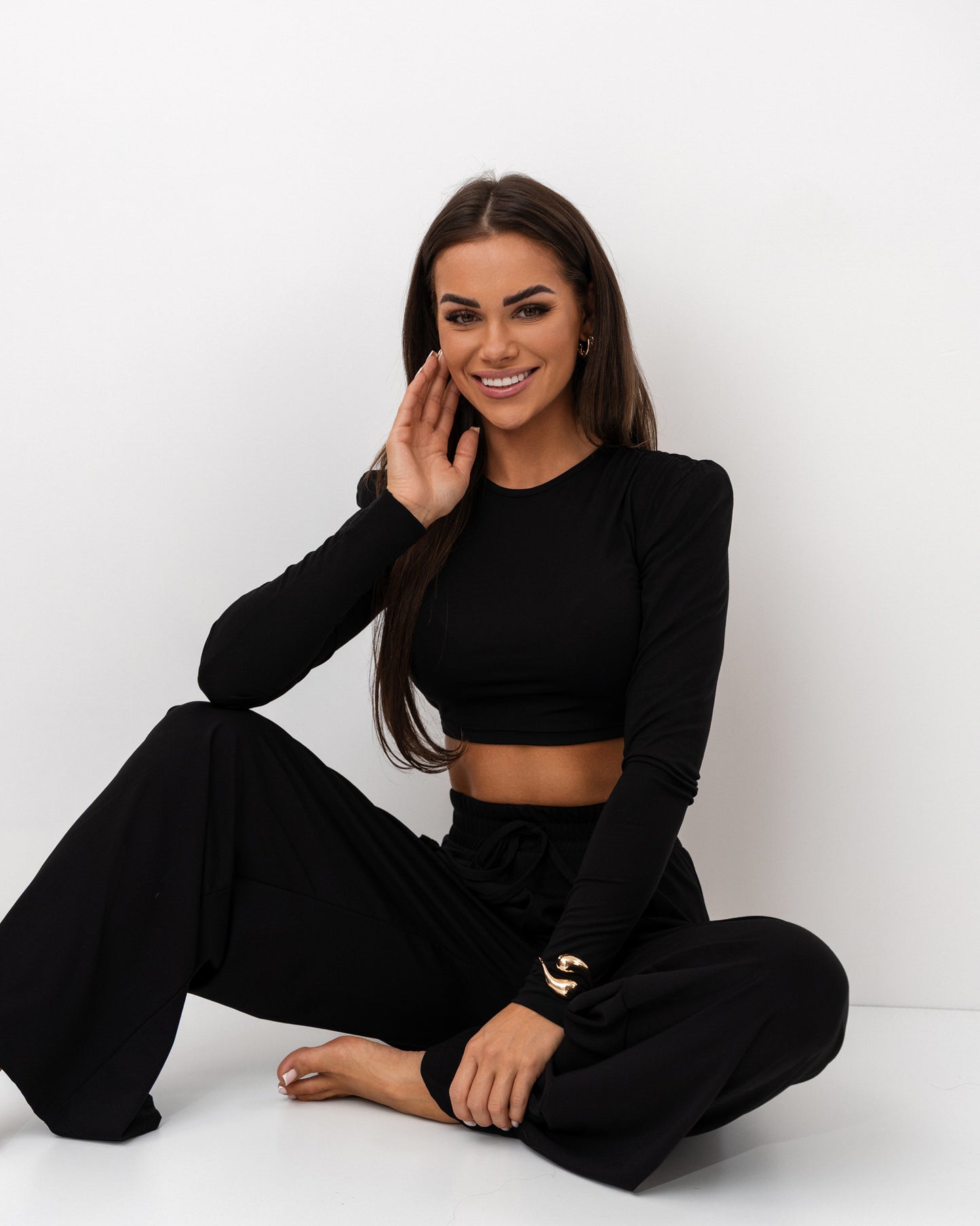 Czarny komplet z dzianiny – crop top i szerokie spodnie