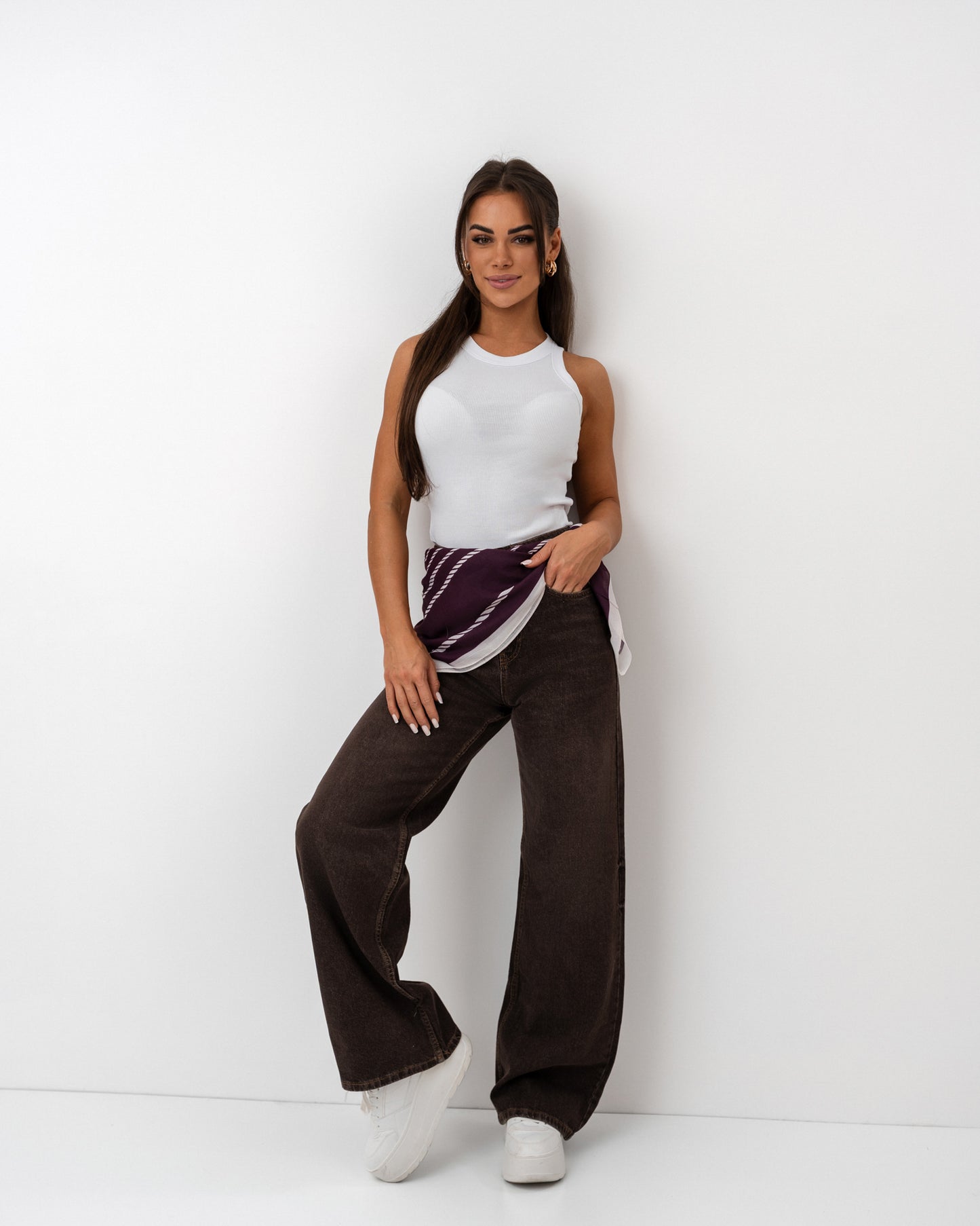 Jeansy czekoladowe z chustą