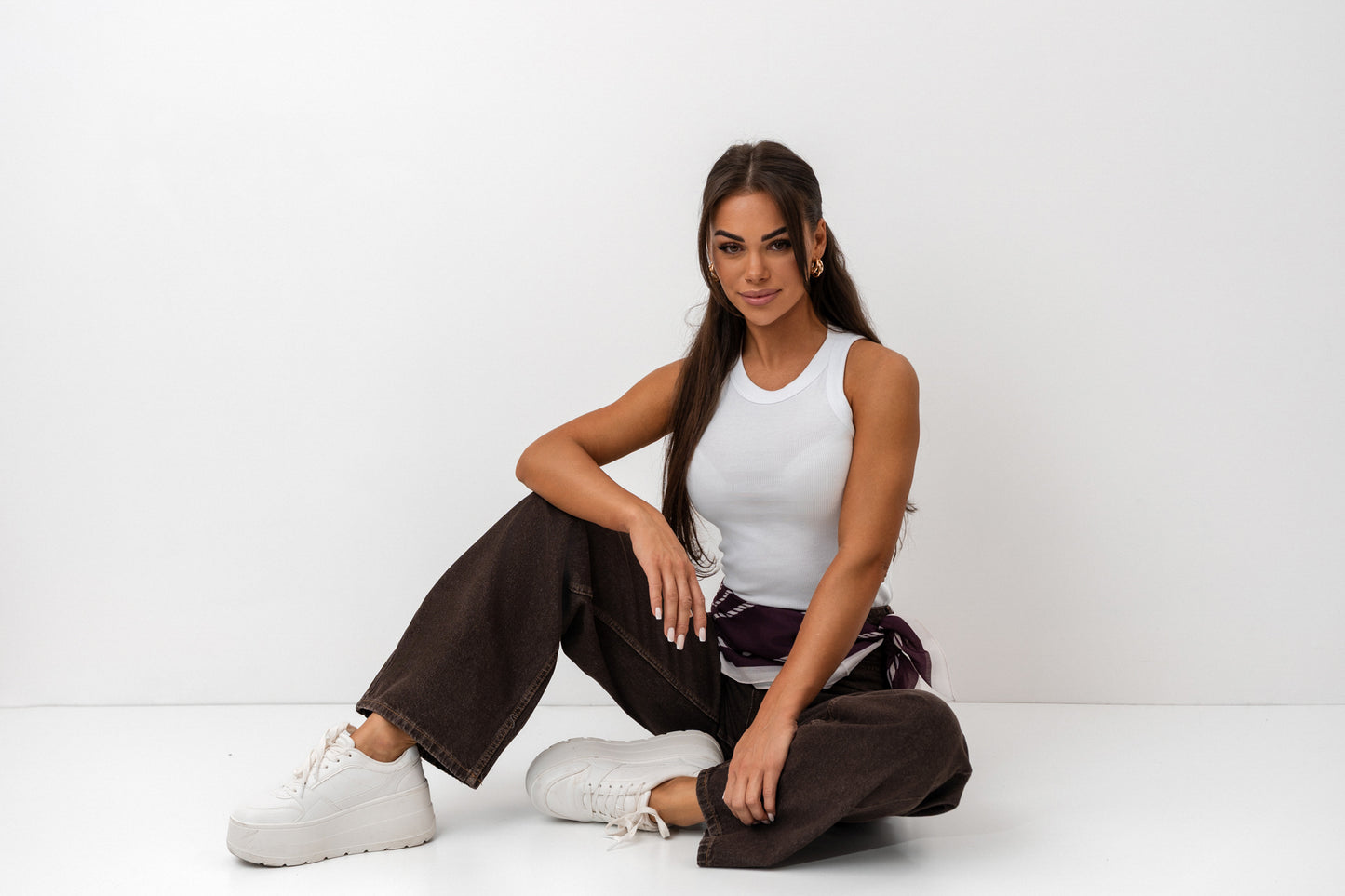 Jeansy czekoladowe z chustą