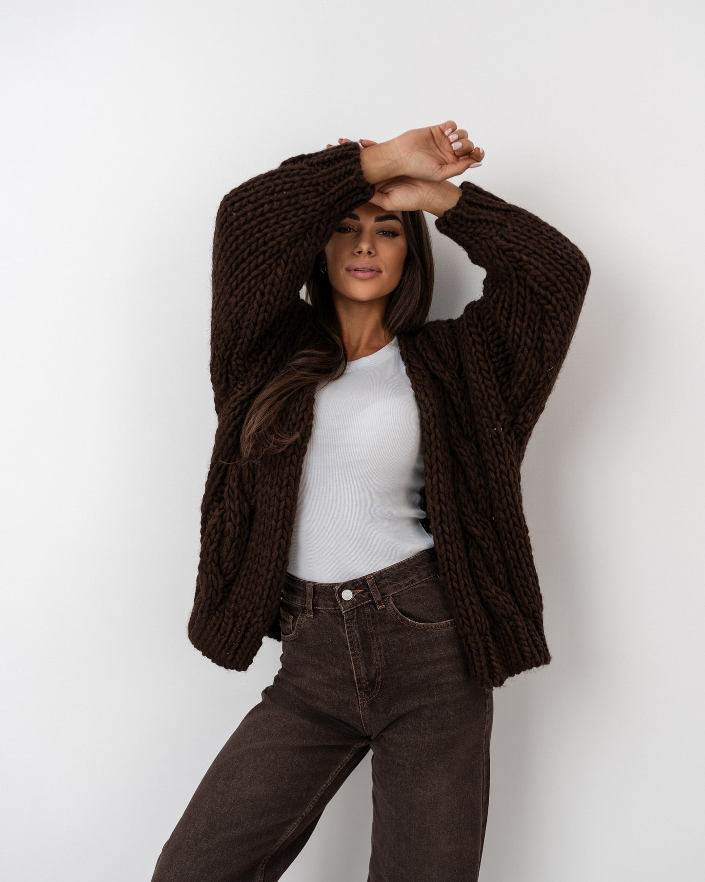 Kardigan o grubym splocie czekolada